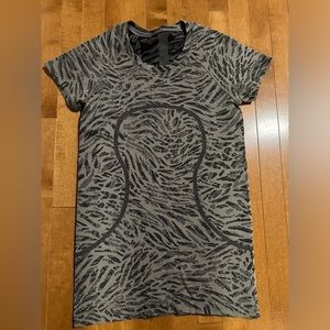 Lululemon size 6 swiftly Tshirt